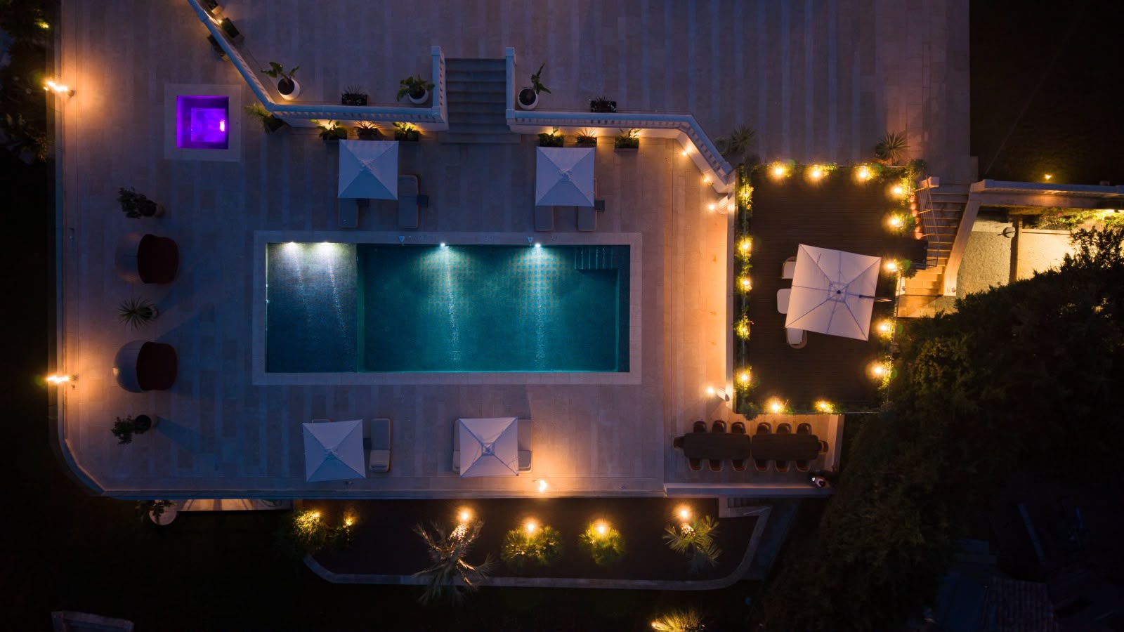 Villa Mougins — vue zénithale nocturne de la piscine éclairée