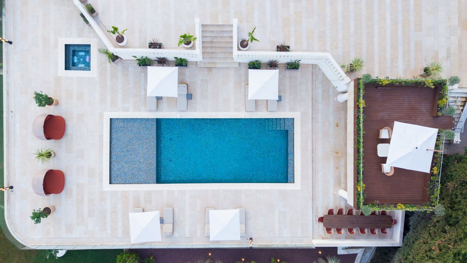 Villa Mougins — vue zénithale de la piscine et des terrasses