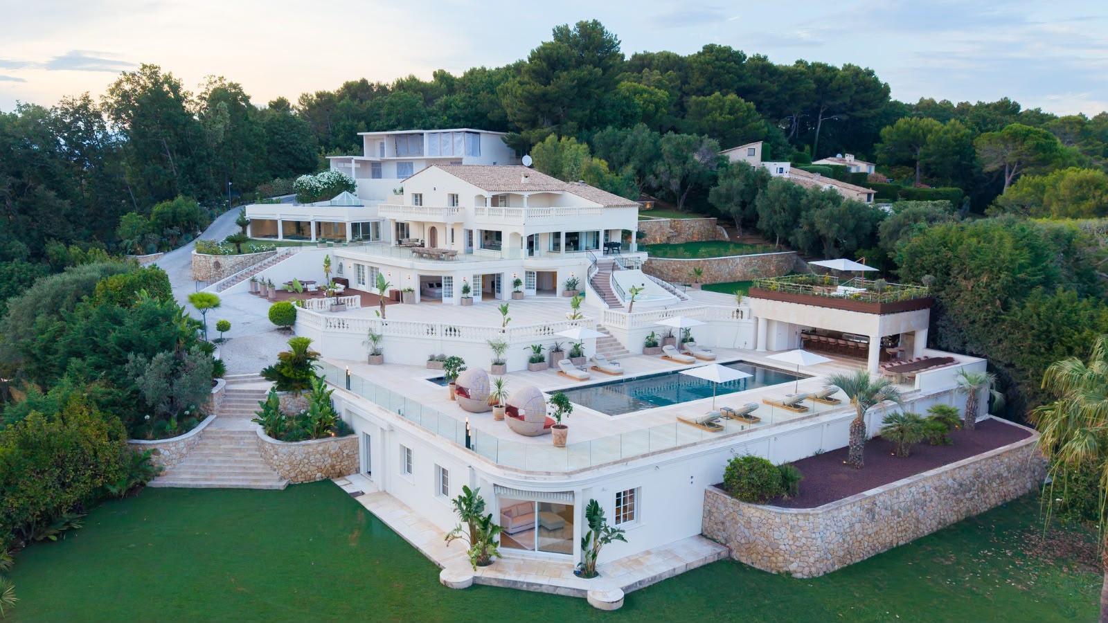 Villa Mougins — vue aérienne de la villa et de ses terrasses, Cannes
