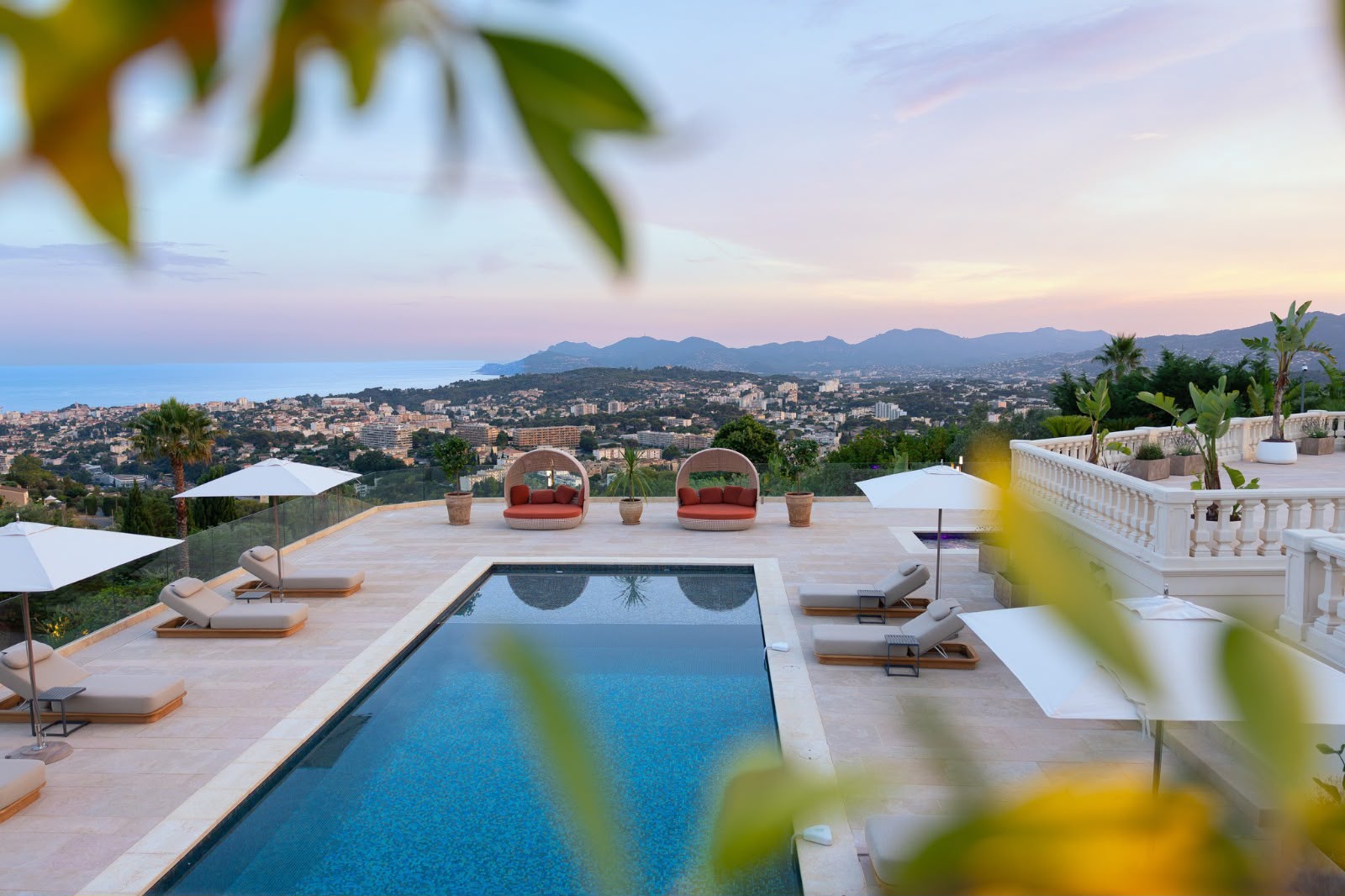 Villa Mougins — piscine et vue panoramique sur la baie de Cannes